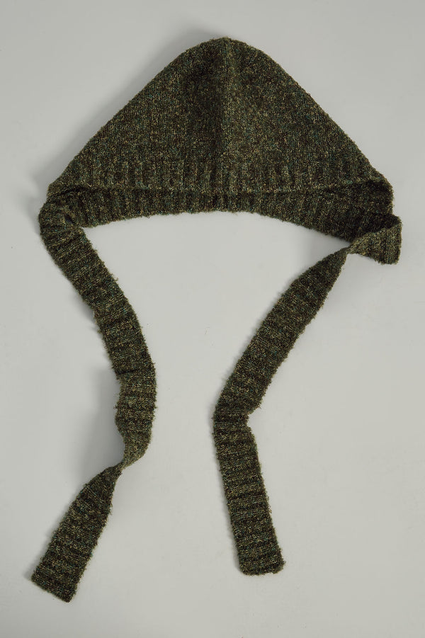 KNITTED BONNET HAT IN GREEN