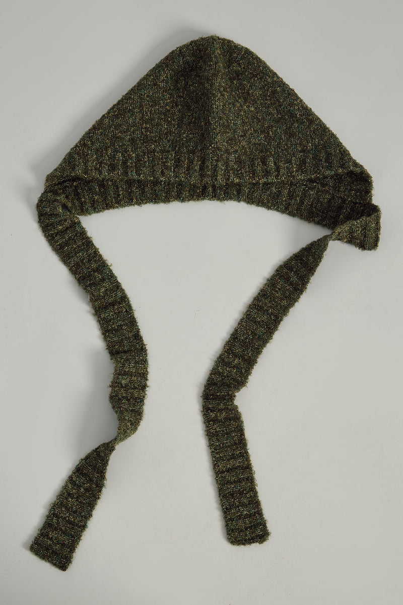KNITTED BONNET HAT IN GREEN