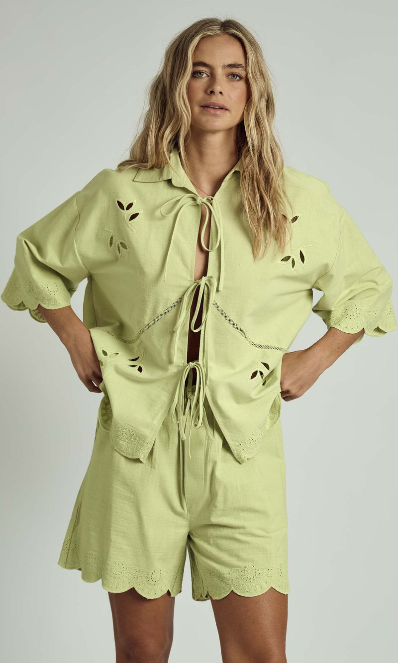 FALLON SCALLOP EDGE LINEN SHORTS IN SAGE GREEN